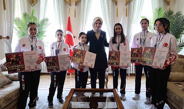 Bakan Göktaş, milli sporculara verdiği 'ziyaret' sözünü yerine getirdi