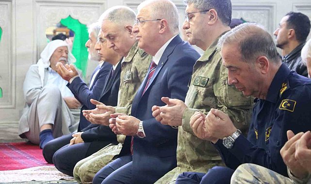 Bakan Güler bayram namazını Balıklıgöl'de kıldı