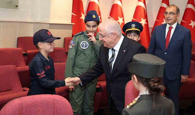 Bakan Güler TRT Çocuk Korosu ile bir araya geldi