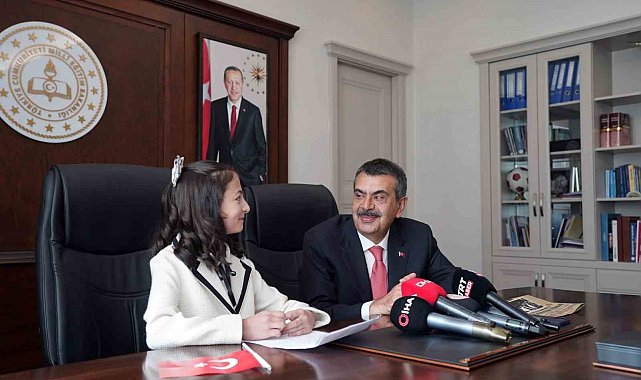 Bakan Tekin, koltuğunu 12 yaşındaki Genç'e devretti