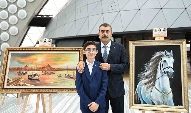Bakan Tekin şehit polis memuru Hüseyin Gül'ün oğlu Talha'nın sergisini ziyaret etti