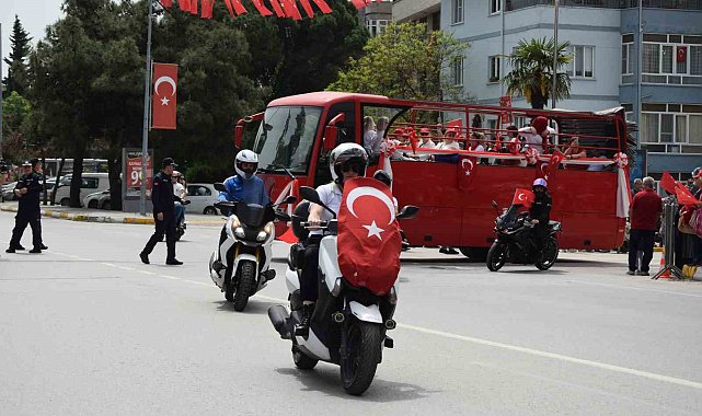 Balıkesir'de 23 Nisan'a özel kortej yürüyüşü