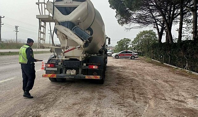 Balıkesir'de Trafik Jandarması "Standart Dışı Işık Donanımı" denetimi yaptı