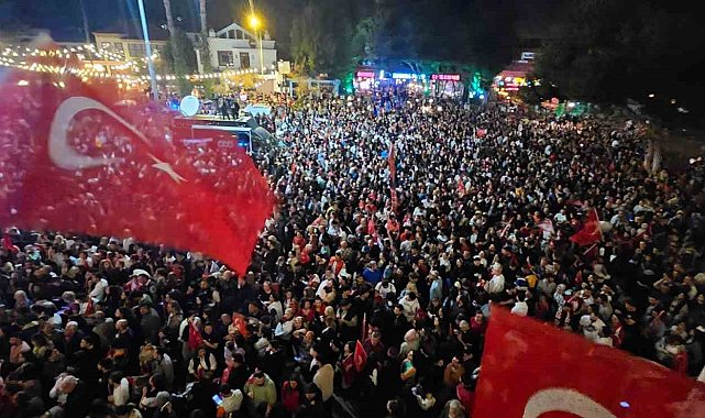 Balkon konuşması yapan Böcek: "Antalya'da rekor kırmaya devam edeceğiz"