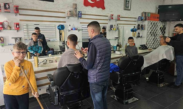 Bandırma'da berberlerin Ramazan Bayramı mesaisi