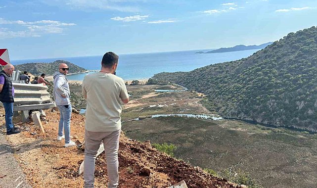 Bariyerlere çarpan kamyon 50 metrelik uçurumdan yuvarlandı: 1 ölü