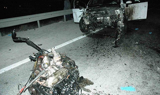 Bariyerlere çarpan otomobilin motoru yerinden fırladı: 4 yaralı