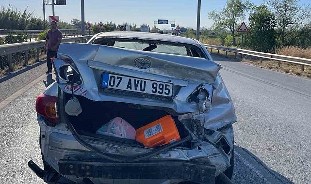 Bariyerlere çarpan otomobilin sürücüsü yaralandı