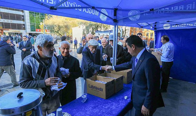 Başkan Aras'tan bayram sabahı vatandaşlara simit ve peynir
