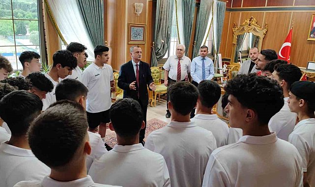 Başkan Balaban, Yunusemre'nin U16'larına başarılar diledi