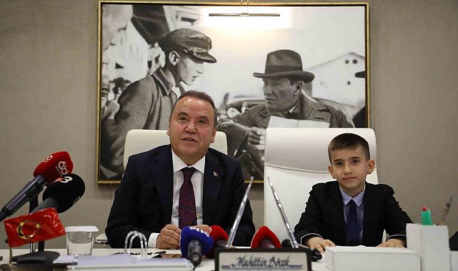 Başkan Böcek koltuğunu çocuk başkana devretti