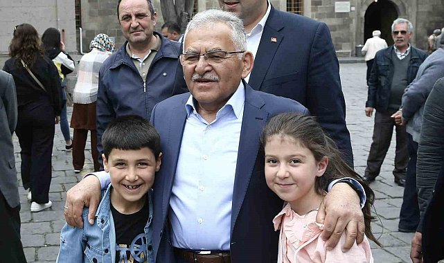 Başkan Büyükkılıç, bayramın mutluluğunu Kayserililerle yaşadı
