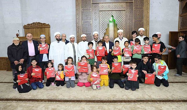 Başkan Büyükkılıç, teravih sonrası vatandaşla buluştu