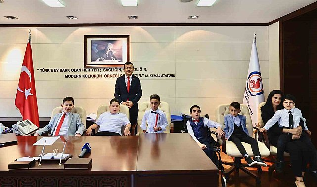 Başkan Çavuşoğlu koltuğunu özel çocuklara devretti