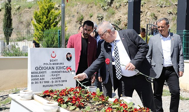 Başkan Ertaş şehitliği ziyaret etti