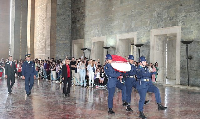 Başkan Hürriyet Anıtkabir'i ziyaret etti