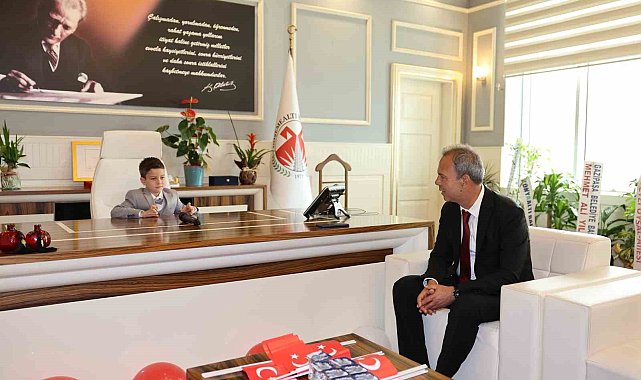 Başkan Menderes Dal koltuğunu çocuk başkana devretti