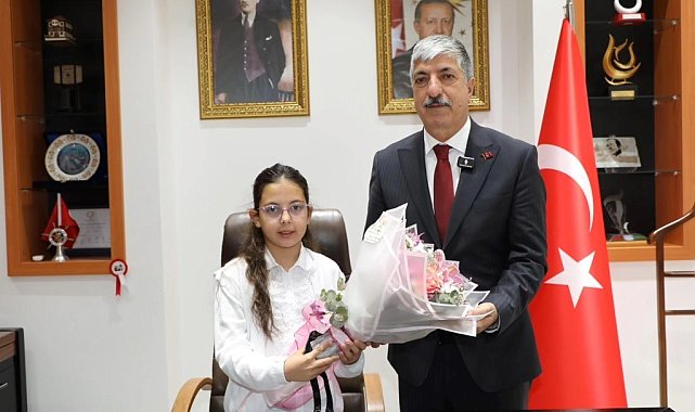 Başkan Ömeroğlu koltuğu minik öğrenciye devretti