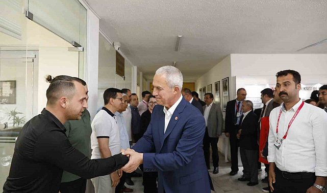 Başkan Özçelik belediye personeliyle bayramlaştı