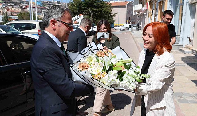 Başkan Özdoğan çiçeklerle karşılandı