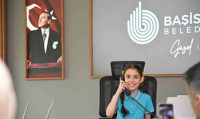 Başkan Özlü koltuğunu minik Semiha'ya devretti