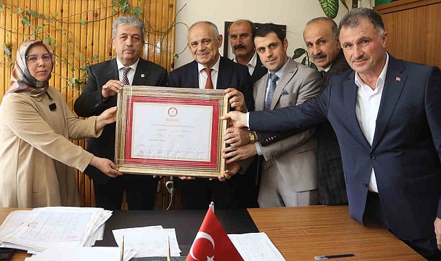 Başkan Öztürk mazbatasını aldı