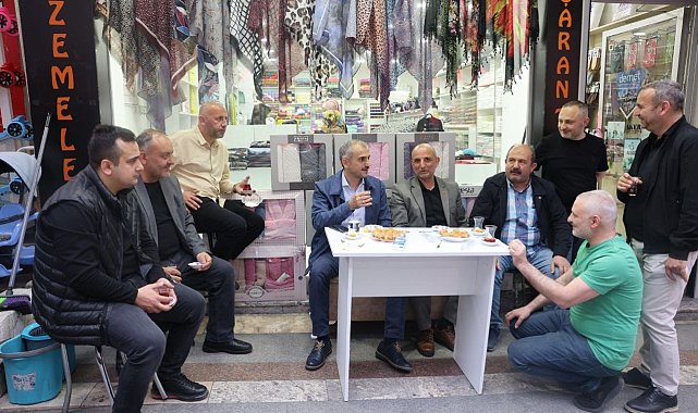 Başkan sahaya indi, esnaflarla bir araya geldi