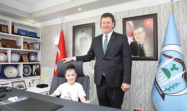 Başkan Soykan koltuğunu minik öğrencilere devretti