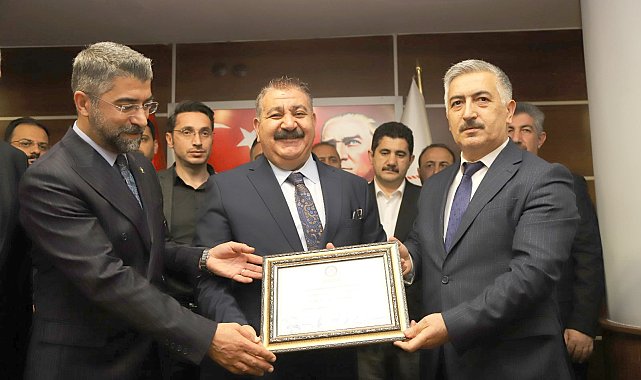Başkan Sunar mazbatasını aldı