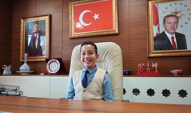 Başkan talimat verdi okulun bankları ve çöp kovaları değişti