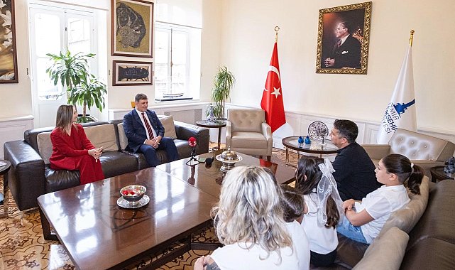 Başkan Tugay'ın emanet ettiği koltukta şarkılı mesaj