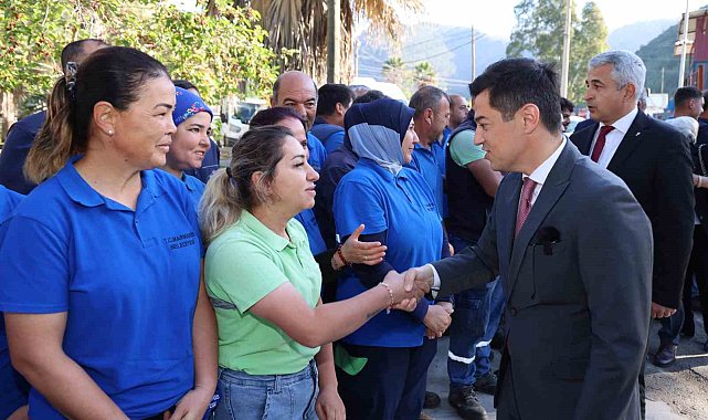 Başkan Ünlü, belediye personeliyle bayramlaştı