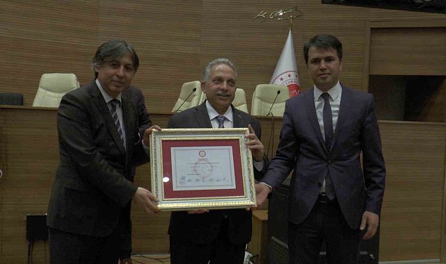 Başkan Yalçın mazbatasını aldı