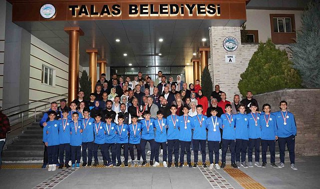 Başkan Yalçın'dan şampiyonlara çiçeklerle karşılama