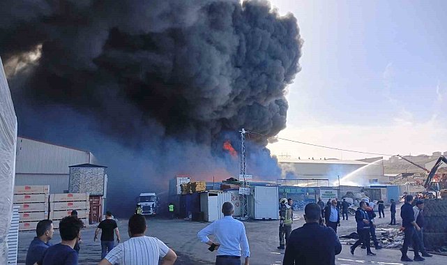 Başkentteki sanayi sitesinde çıkan yangına müdahale sürüyor