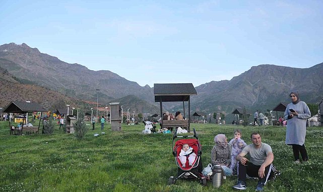 Batman'da havaların ısınmasıyla vatandaşlar piknik alanlarına akın etti