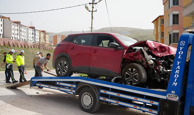 Bayburt'ta 4 kişinin yaralandığı trafik kazası güvenlik kamerasına yansıdı