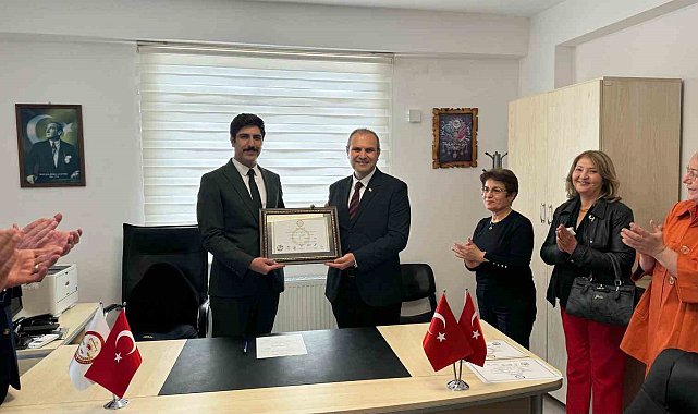 Bayırköy'de seçimin galibi olan Aykut Dilsiz mazbatasını aldı