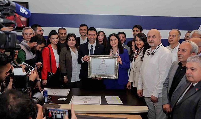 Bayraklı'da Başkan İrfan Önal mazbatasını aldı