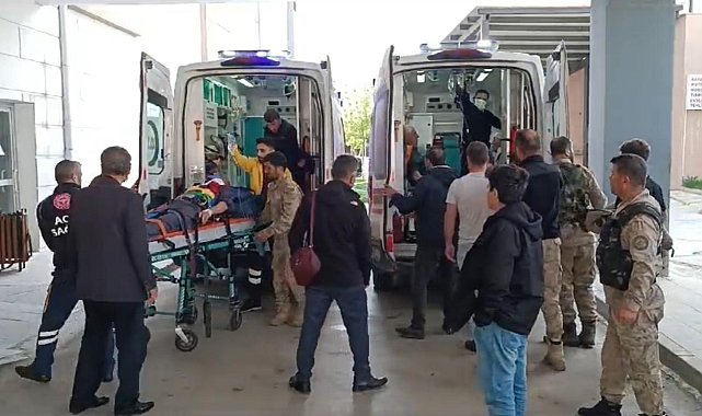 Bayram alışverişine giden köy servisi şarampole devrildi: 10 yaralı