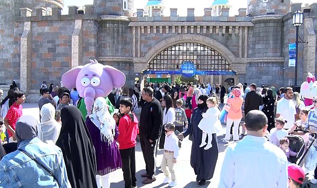 Bayram harçlığını alan çocuklar Vialand'a akın etti