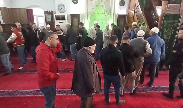 Bayram namazı sonrasında camilerde geleneksel bayramlaşma yapıldı