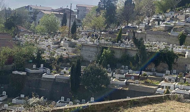 Bayram öncesi vatandaşlardan mezar ziyareti