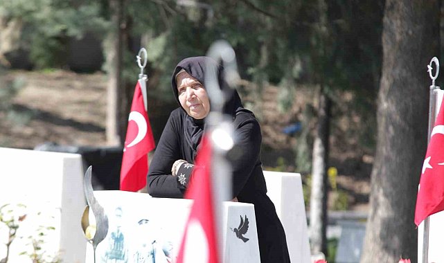 Bayram öncesinde şehit ailelerinin ilk durağı yine şehitlikler oldu