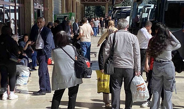 Bayram tatilinin son gününde otogara akın ettiler
