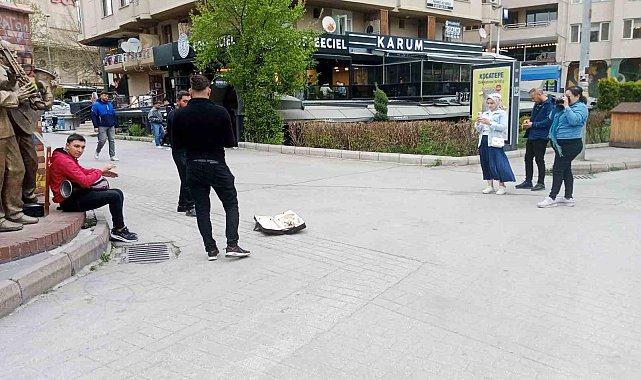 Bayram yoğunluğunu fırsat bilen sokak müzisyenlerinden konserler