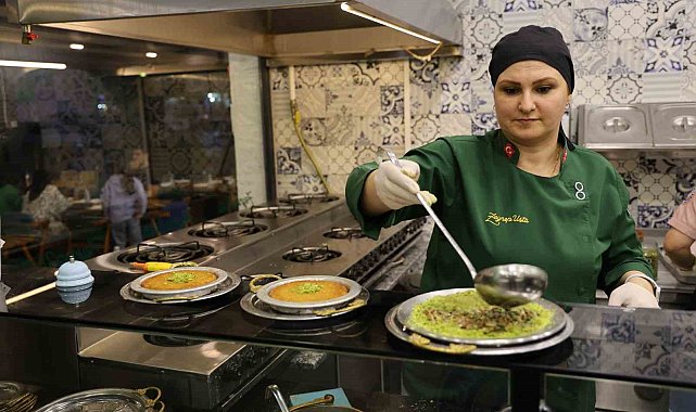 Bayramda gıda boyalı fıstıklı tatlılara dikkat
