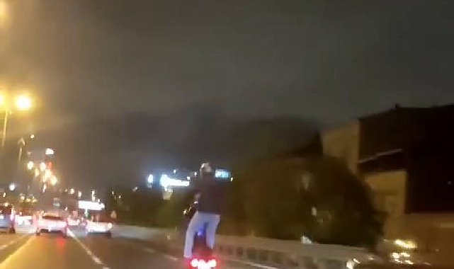 Bayrampaşa&#039;da motosikletlinin tek tekerlek üzerindeki tehlikeli yolculuğu kamerada