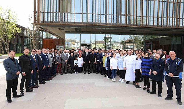 Belediye personeli Başkan Taban'ı çiçeklerle karşıladı