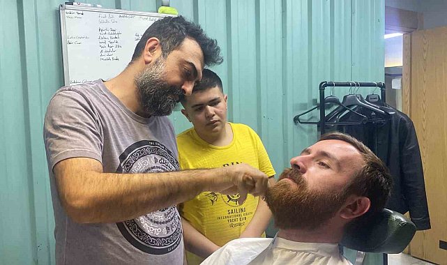 Berberler ve kuaförlerde bayram yoğunluğu: Mesaileri gece yarısına kadar uzadı